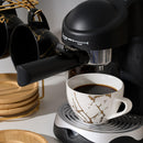 LUKA – Juego de 4 tazas de cerámica para café expreso con platillos y soporte de metal, 237 ml, blanco y negro