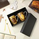 Shellwei – 2 Juegos de Tazas de Cerámica para Pastor y Esposa con Caja de Regalo y Cucharas Doradas – Regalo Clásico